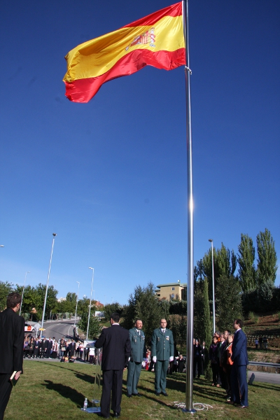 IZADO DE LA BANDERA ESPAÑOLA