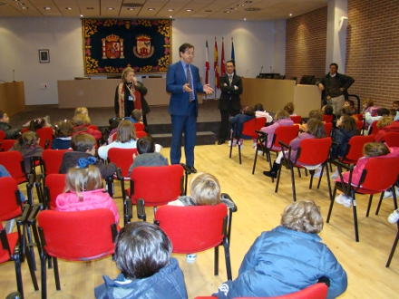 Alumnos de 4 años del Colegio Virgen de Navalazarza visitaron el ayuntamiento
