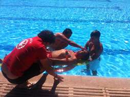 Simulacro de rescate y traslado de una victima por lesión traumática mañana sábado en la piscina municipal