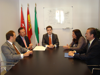 Borja Sarasola visita San Agustín para ofrecer al Ayuntamiento la colaboración de la Comunidad de Madrid