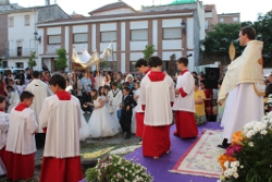 Multitud de vecinos de San Agustín participaron en la procesión del Corpus