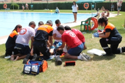 Simulacro de rescate y traslado de la víctima en la Piscina Municipal