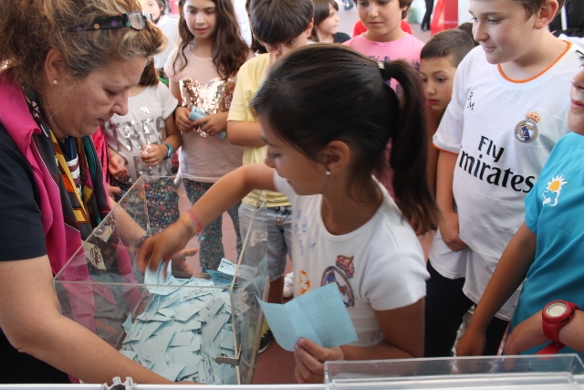 El Ayuntamiento ha entregado lotes de libros y un eBook del sorteo de la Feria del Libro