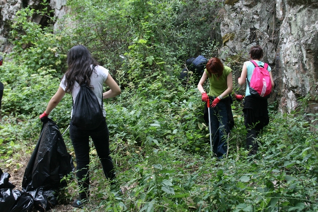 Treinta voluntarios han retirado más de media tonelada de basura de las riberas del río Guadalix en dos jornadas de limpieza