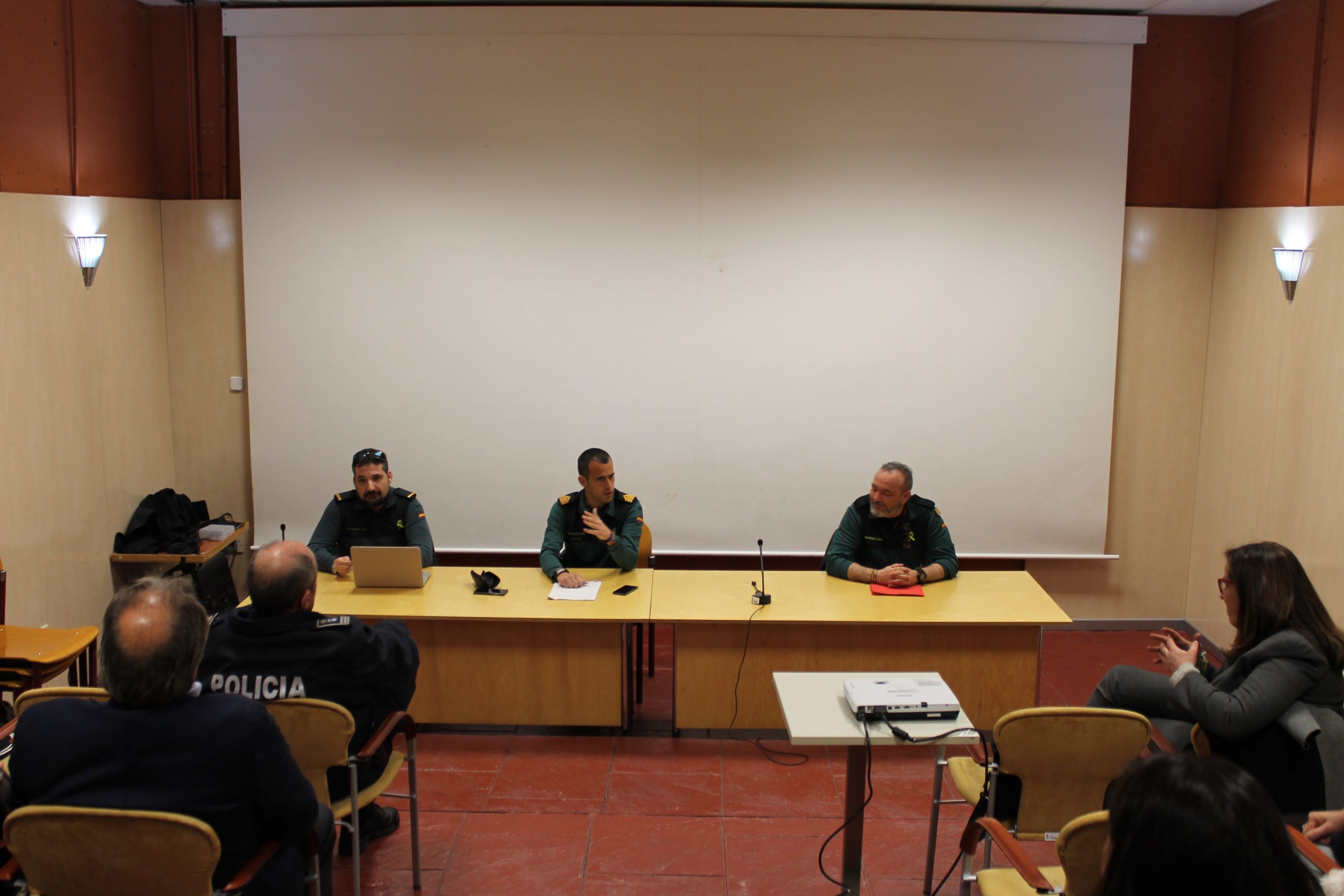 CÓMO ACTUAR EN CASO DE ATENTADO Y ANTE CUALQUIER SITUACIÓN DE PELIGRO