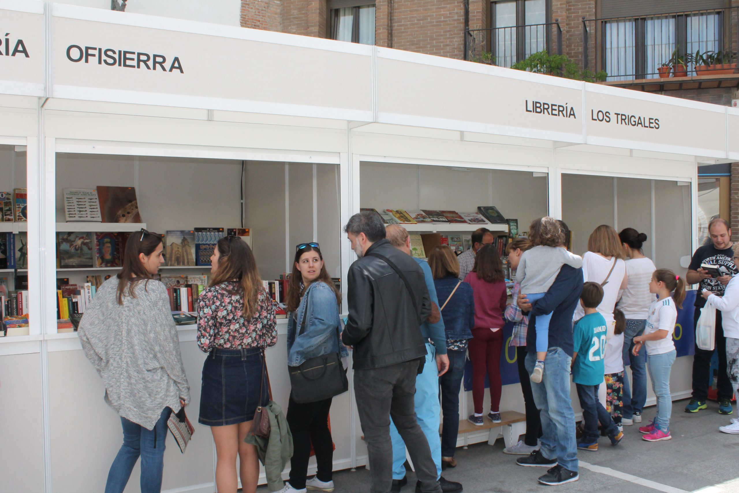 El Ayuntamiento ha hecho entrega de cinco lotes de libros por el sorteo con motivo de la XV Feria del Libro