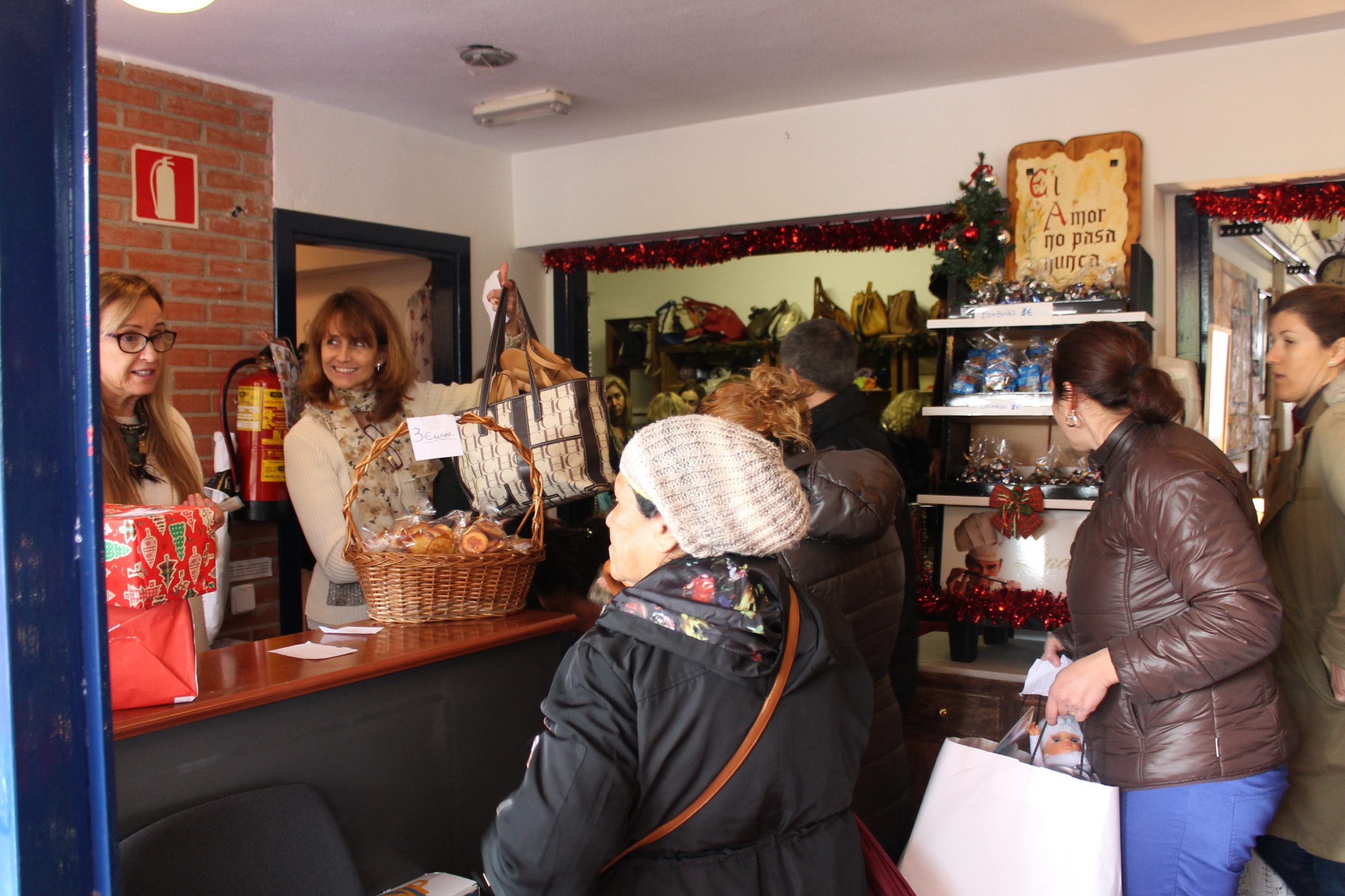 EL MERCADILLO BENÉFICO HA ABIERTO SUS PUERTAS, ¡Y CON ARTÍCULOS INCREÍBLES!