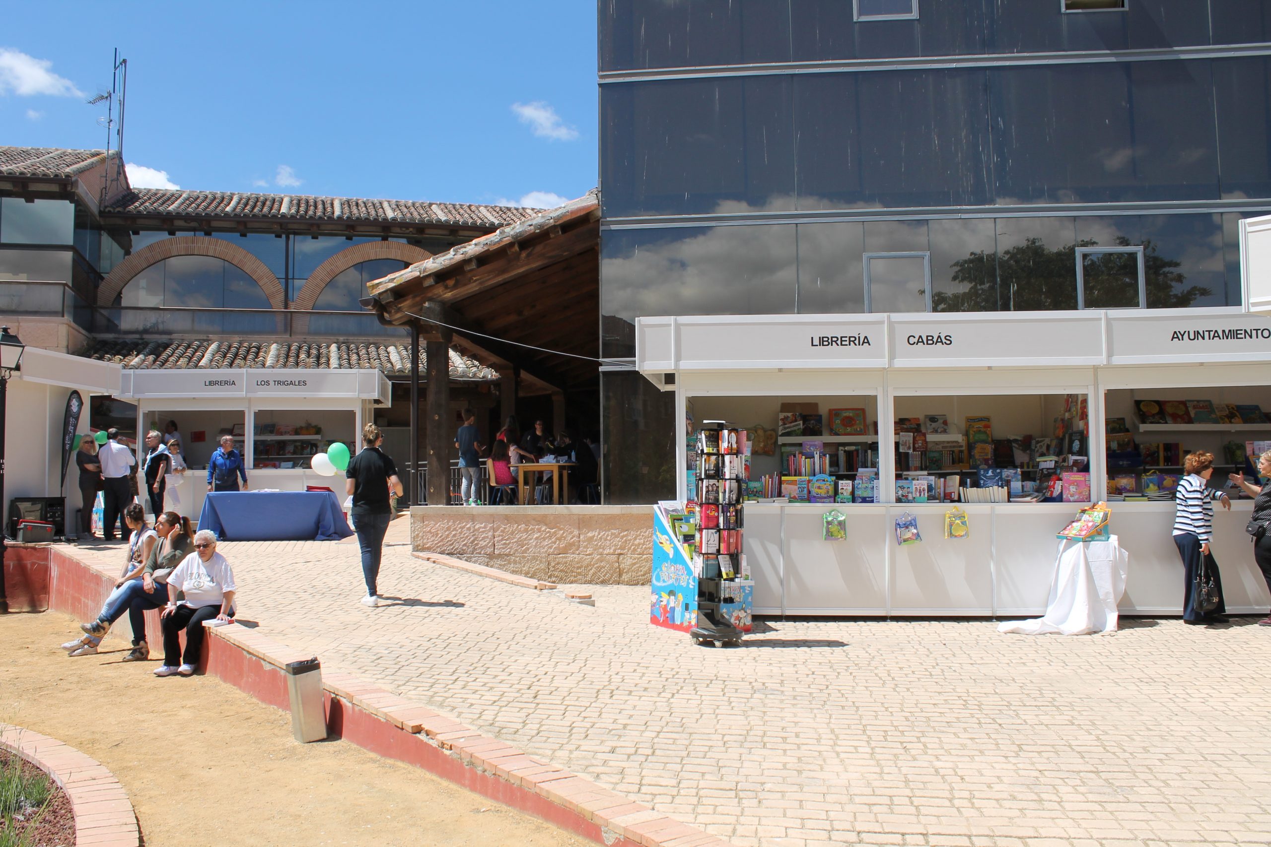 EL AYUNTAMIENTO HARÁ ENTREGA DE CUATRO LOTES DE LIBROS Y DE UN EBOOK POR EL SORTEO CON MOTIVO DE LA XVI FERIA DEL LIBRO