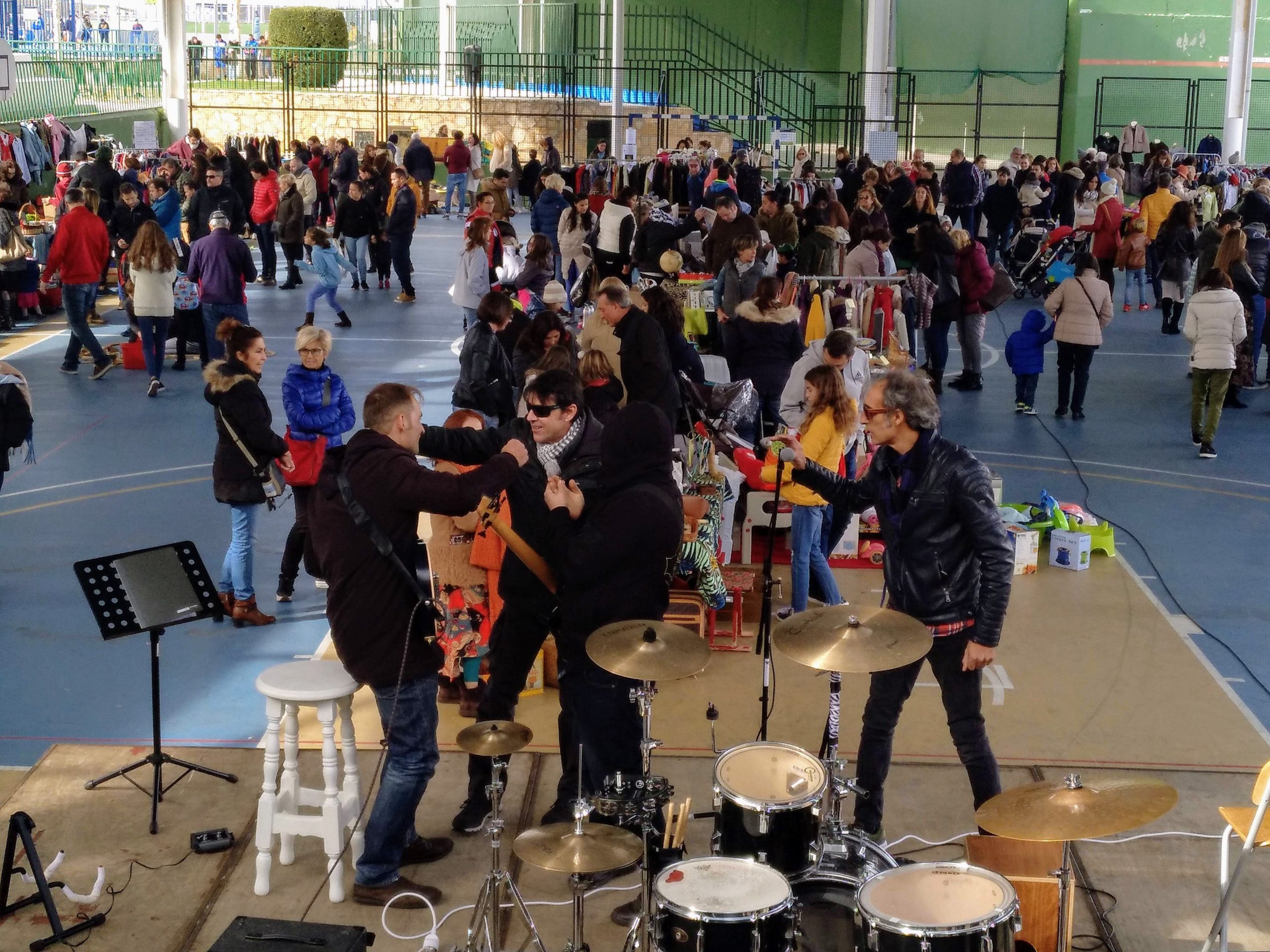 GRAN AMBIENTE Y PARTICIPACIÓN EN EL IV MERCADILLO VECINAL DE SAN AGUSTÍN