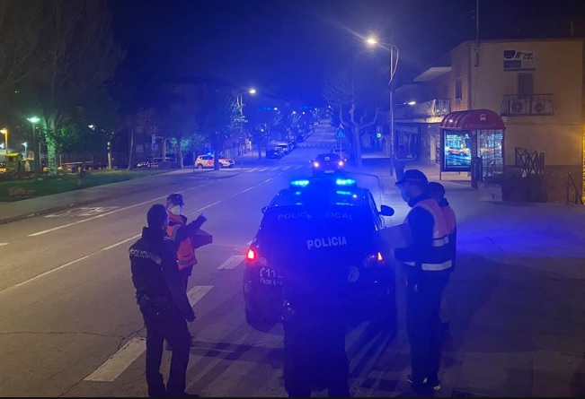 POLICÍA LOCAL Y PROTECCIÓN CIVIL DISTRIBUYEN ESTE LUNES Y MARTES MASCARILLAS EN EL REINICIO DE ALGUNAS ACTIVIDADES NO ESENCIALES